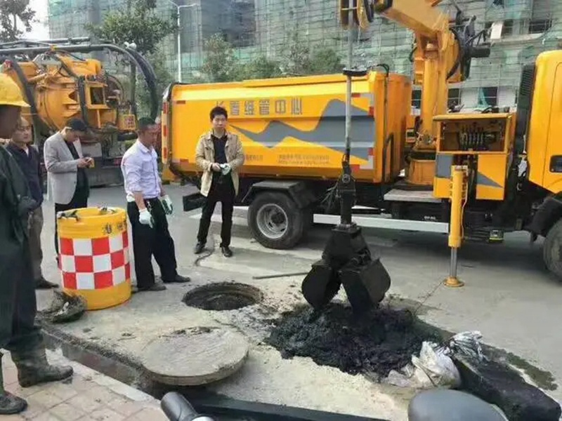 丹凤街道：网格员化身“清道夫”，为民解忧疏通“堵心”化粪池