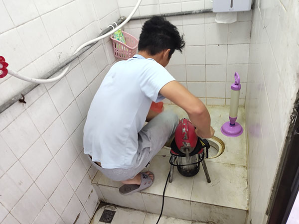 丹凤管道堵塞冒臭气 专业师傅现场解决问题